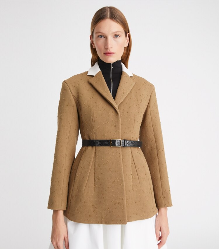 Tory Burch designer ceintures Ceinture T Monogram en cuir verni 2,5 cm in Black accessory on model