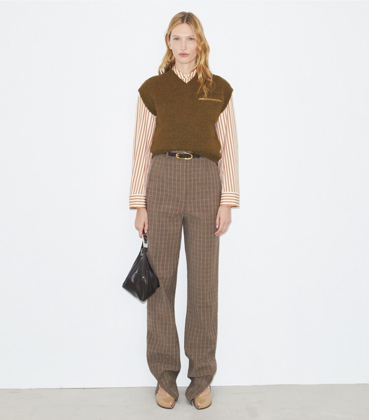 Tory Burch diseñador suéteres Chaleco de lana en Brown frente en modelo