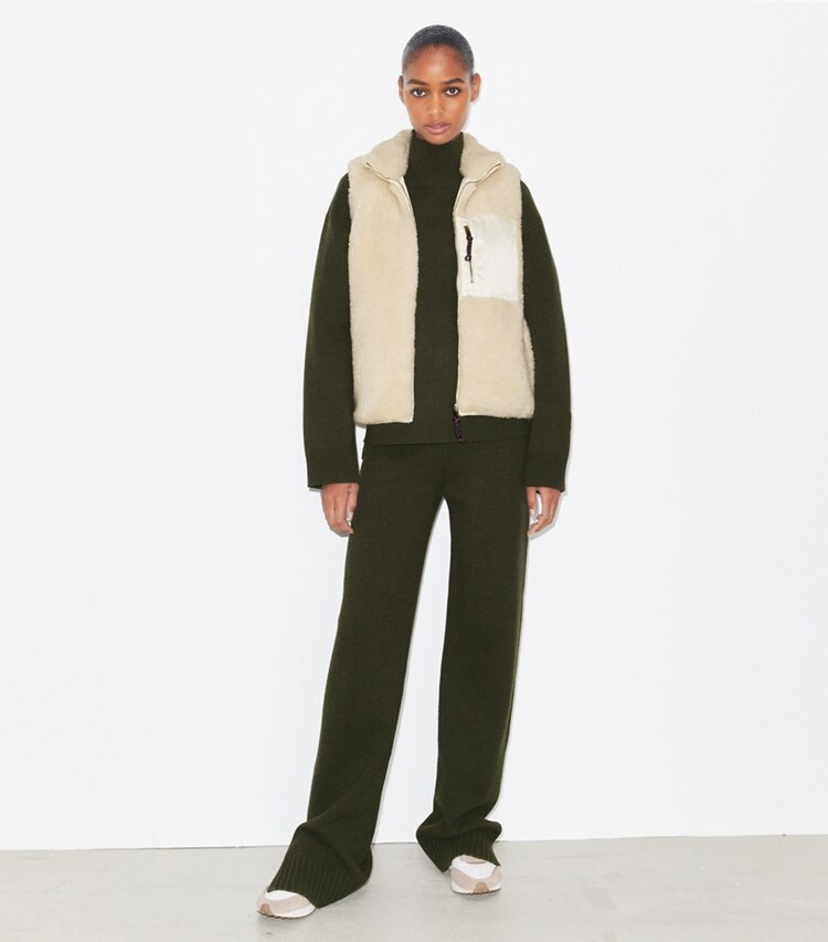 Tory Burch diseñador abrigos Chaleco polar con bloques de color en Ivory en el modelo (frente)