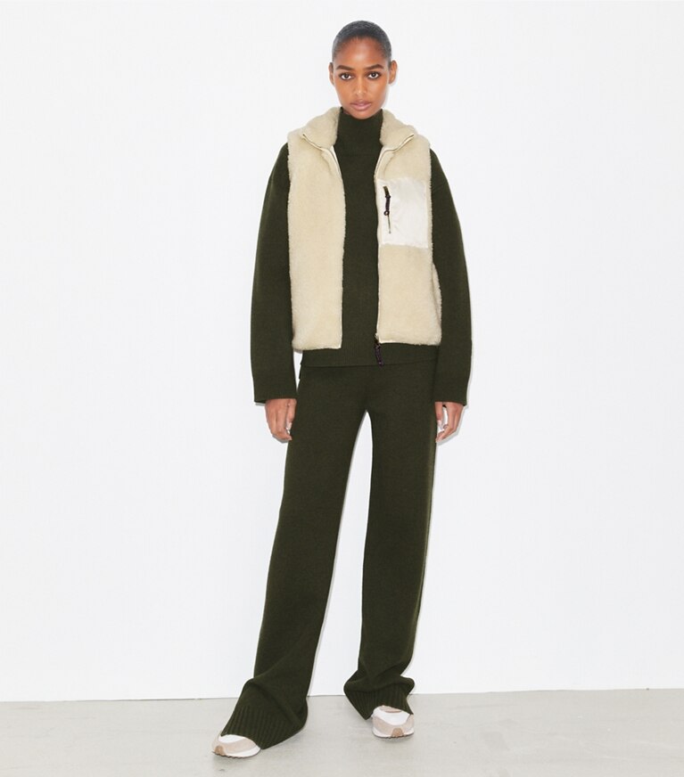 Tory Burch diseñador abrigos Chaleco polar con bloques de color en Ivory en el modelo (frente)