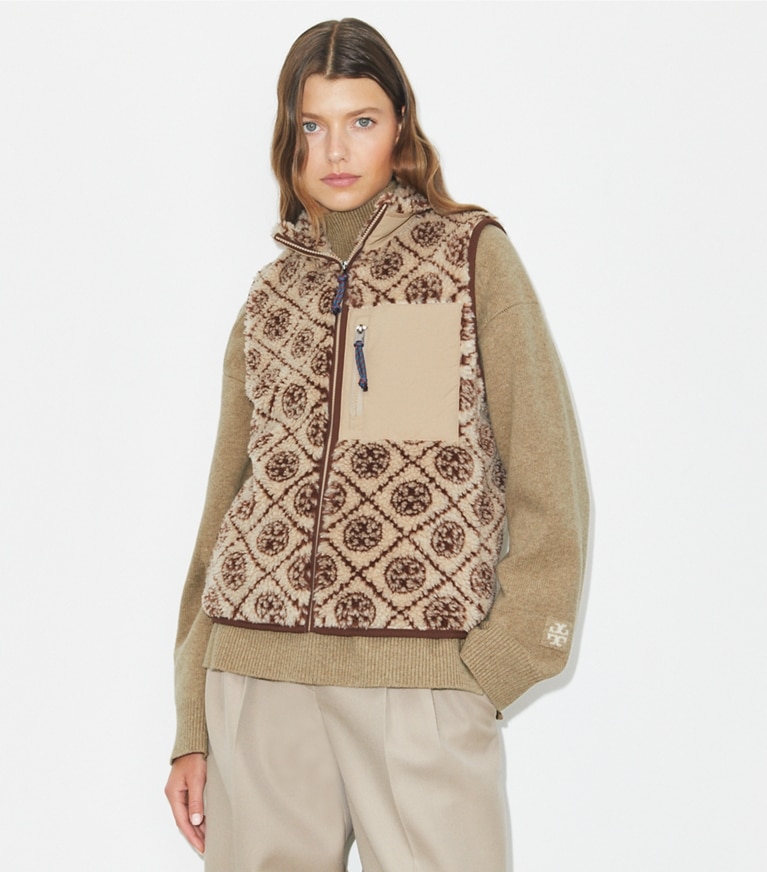 Tory Burch diseñador abrigos Chaleco polar con monograma de T en Oatmeal T Monogram en el modelo (detalle)
