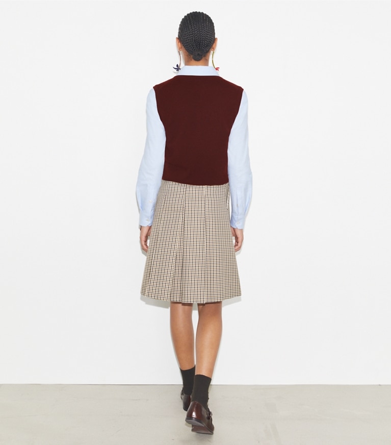 Tory Burch diseñador suéteres Chaleco suéter Birdie de cachemira en Dark Winterberry parte posterior en modelo