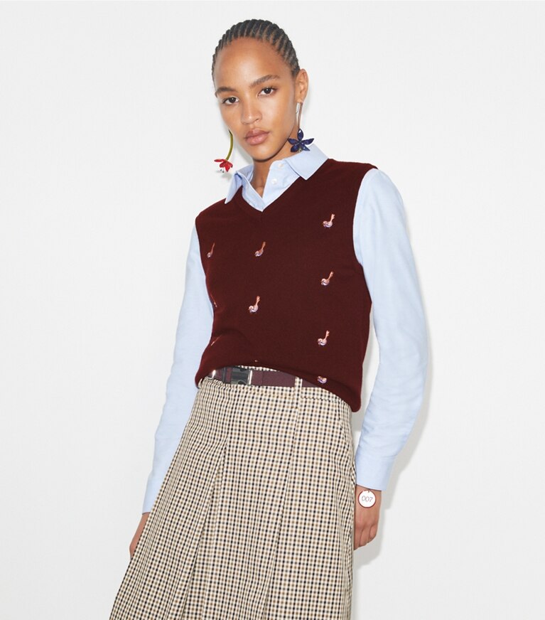 Tory Burch diseñador suéteres Chaleco suéter Birdie de cachemira en Dark Winterberry detalle en modelo