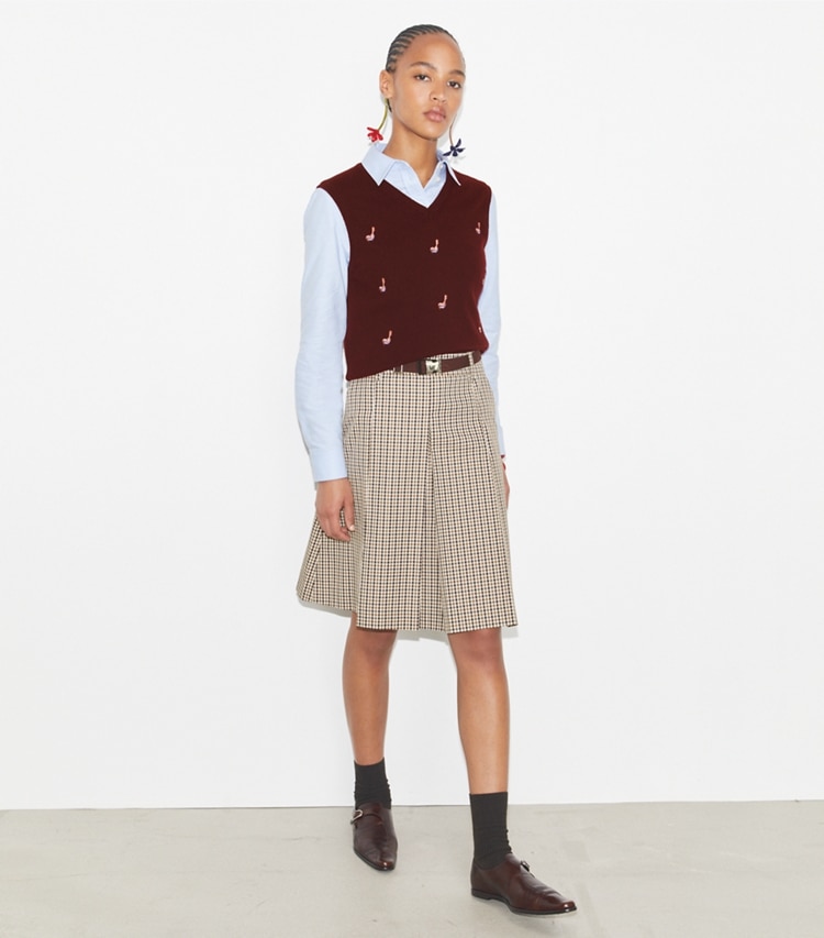 Tory Burch diseñador suéteres Chaleco suéter Birdie de cachemira en Dark Winterberry frente en modelo