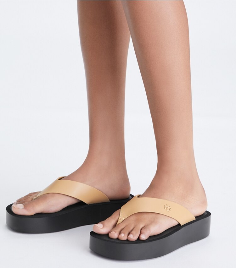 Tory Burch diseñador sandalias Chanclas con plataforma en GINGER SHORTBREAD / BLACK adicional en modelo