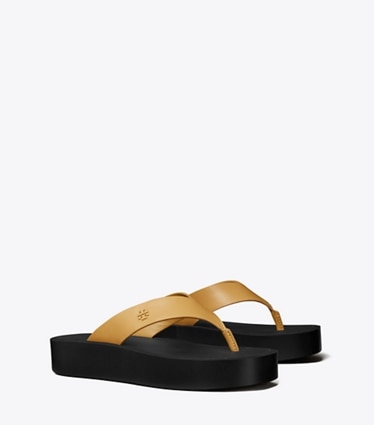 Tory Burch diseñador sandalias Chanclas con plataforma en GINGER SHORTBREAD / BLACK ángulo