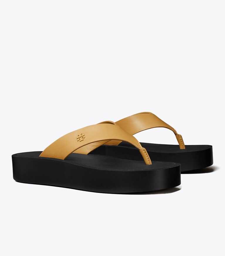 Tory Burch diseñador sandalias Chanclas con plataforma en GINGER SHORTBREAD / BLACK ángulo