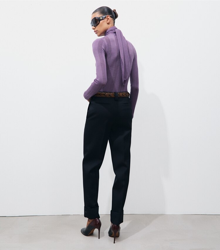 Tory Burch designer sweaters Chandail à côtes fines noué à l’avant dans Violet sur modèle, de dos