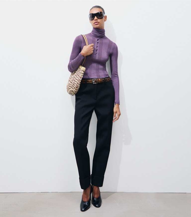 Tory Burch designer sweaters Chandail à côtes fines noué à l’avant dans Violet sur modèle, de face