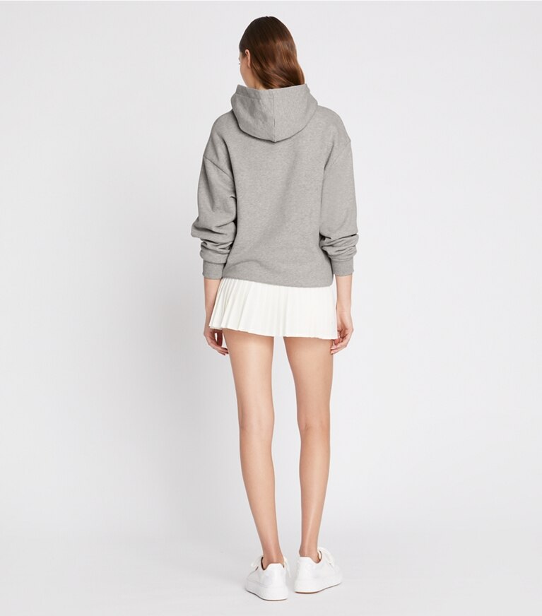 Tory Burch designer sweaters Chandail à capuchon à logo en molleton épais dans Medium Grey Heather sur modèle, de dos