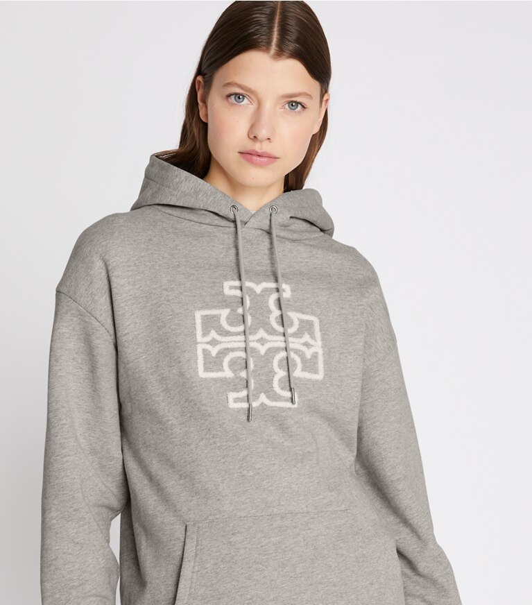 Tory Burch designer sweaters Chandail à capuchon à logo en molleton épais dans Medium Grey Heather détail sur modèle