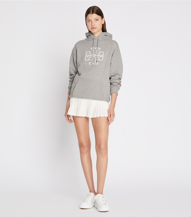 Tory Burch designer sweaters Chandail à capuchon à logo en molleton épais dans Medium Grey Heather sur modèle, de face