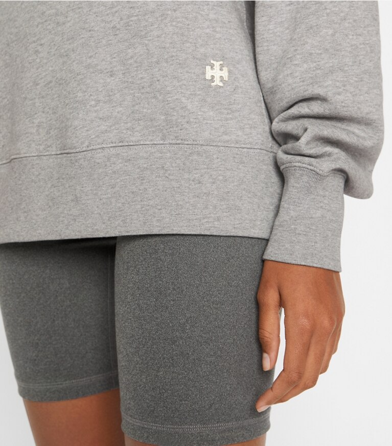 Tory Sport designer sweaters Chandail à capuchon en molleton mélangé dans Medium Grey Heather détail sur modèle