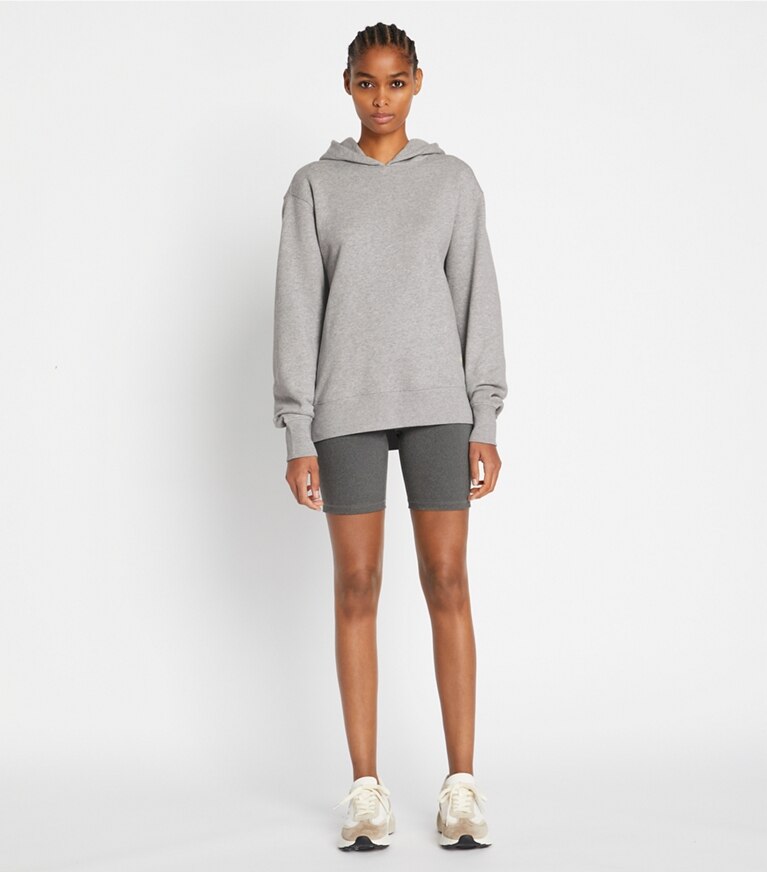 Tory Sport designer sweaters Chandail à capuchon en molleton mélangé dans Medium Grey Heather sur modèle, de face
