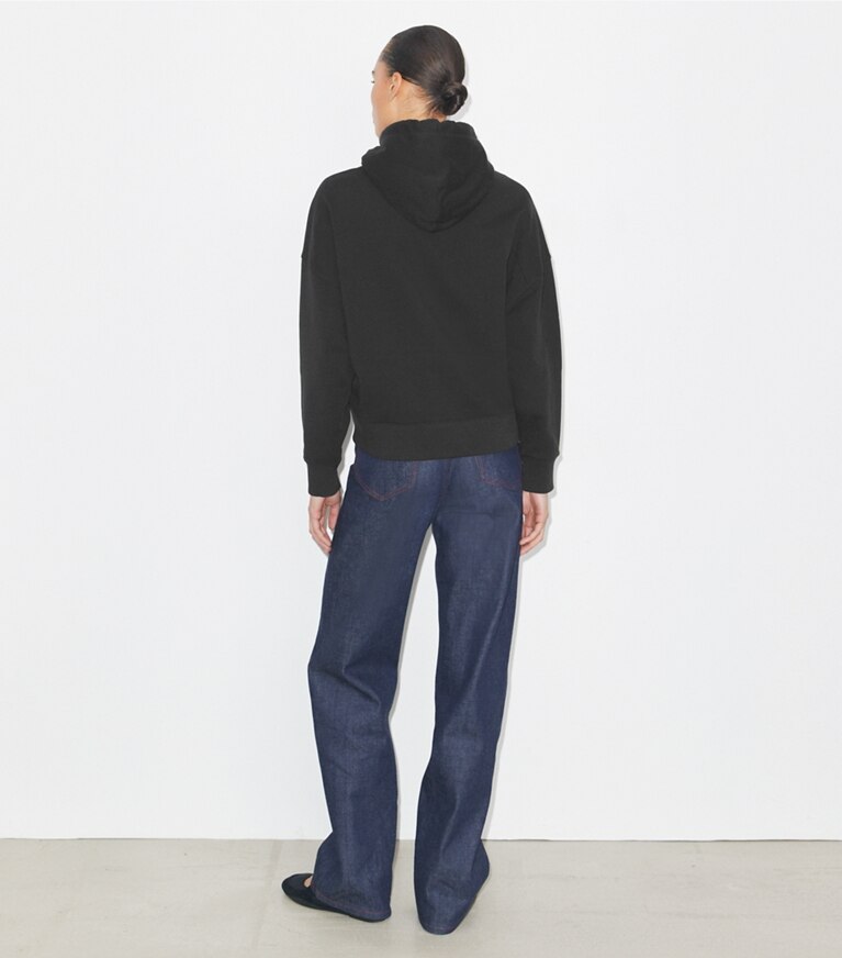 Tory Burch designer sweaters Chandail à capuchon en molleton dans Black sur modèle, de dos