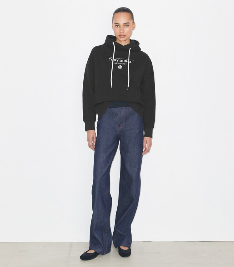 Tory Burch designer sweaters Chandail à capuchon en molleton dans Black sur modèle, de face