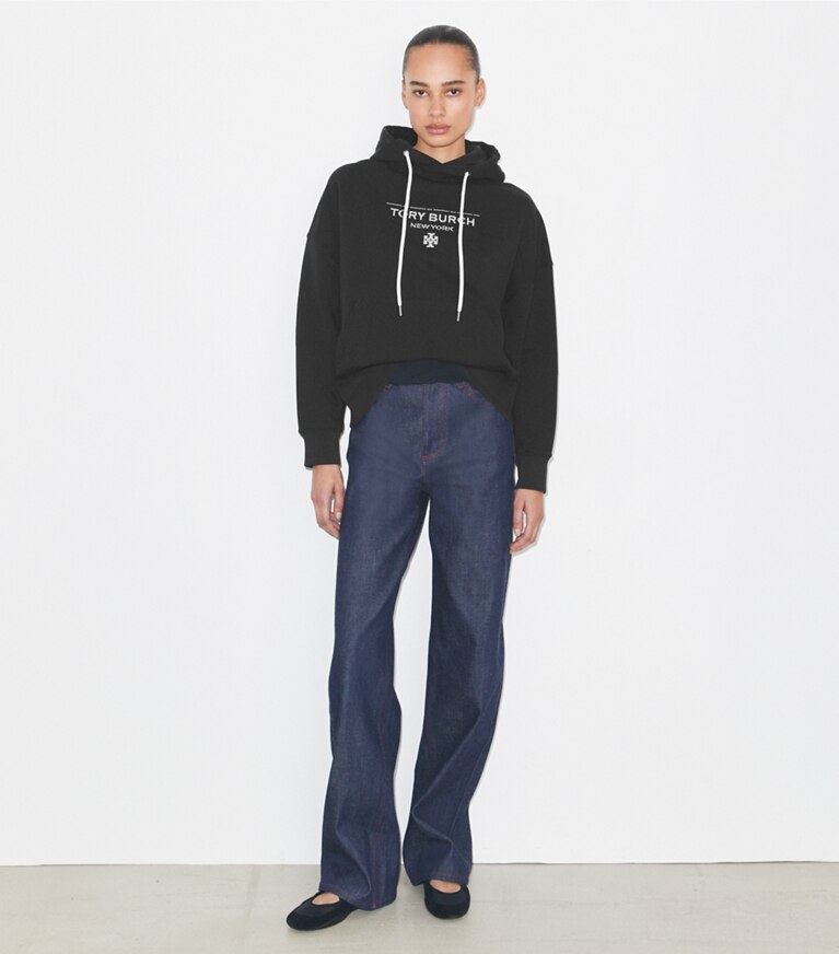 Tory Burch designer sweaters Chandail à capuchon en molleton dans Black sur modèle, de face