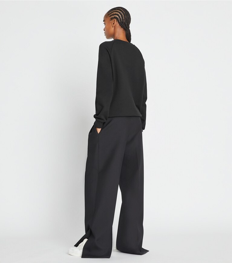 Tory Burch designer sweaters Chandail à col rond à logo en molleton épais dans Black sur modèle, de dos