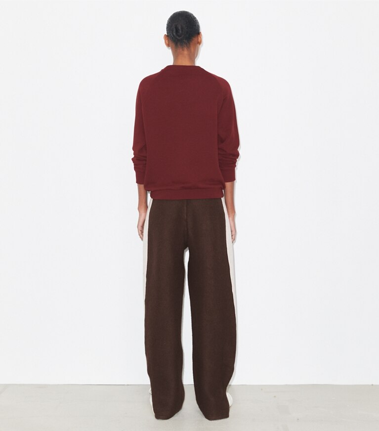 Tory Burch designer sweaters Chandail à col rond à logo en molleton épais dans Dark Sangria sur modèle, de dos
