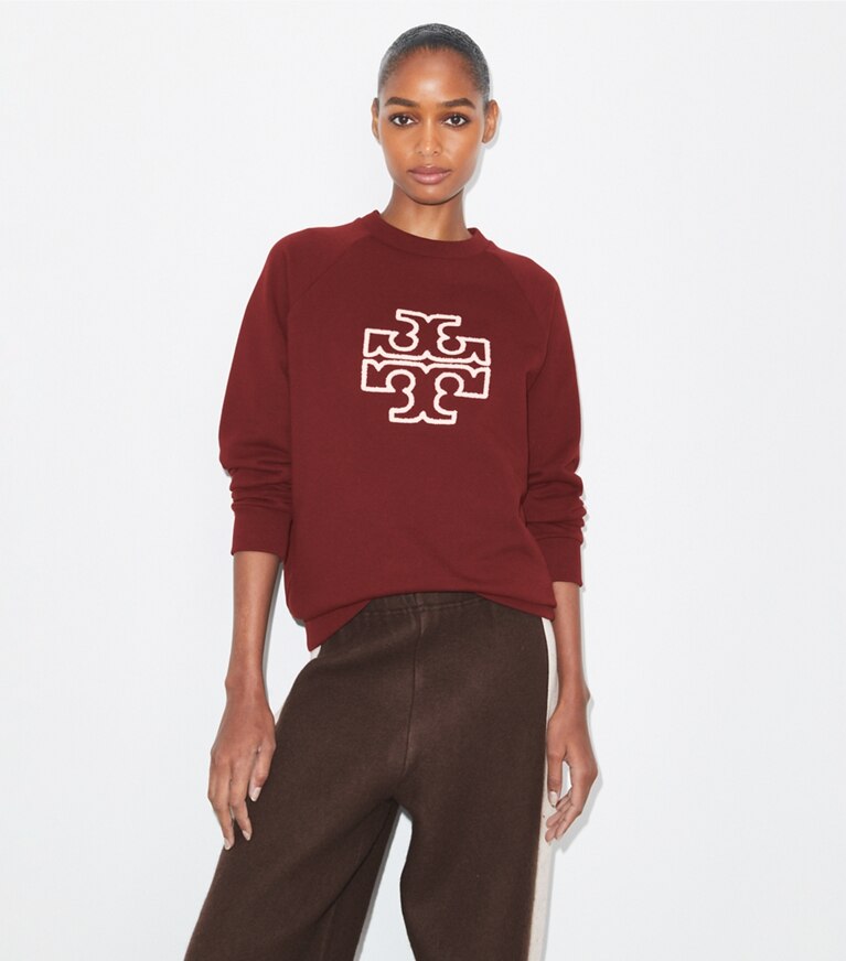 Tory Burch designer sweaters Chandail à col rond à logo en molleton épais dans Dark Sangria détail sur modèle