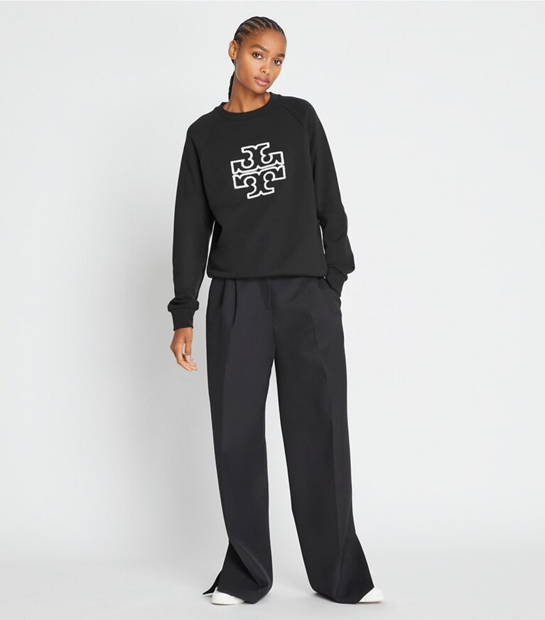 Tory Burch designer sweaters Chandail à col rond à logo en molleton épais dans Black sur modèle, de face