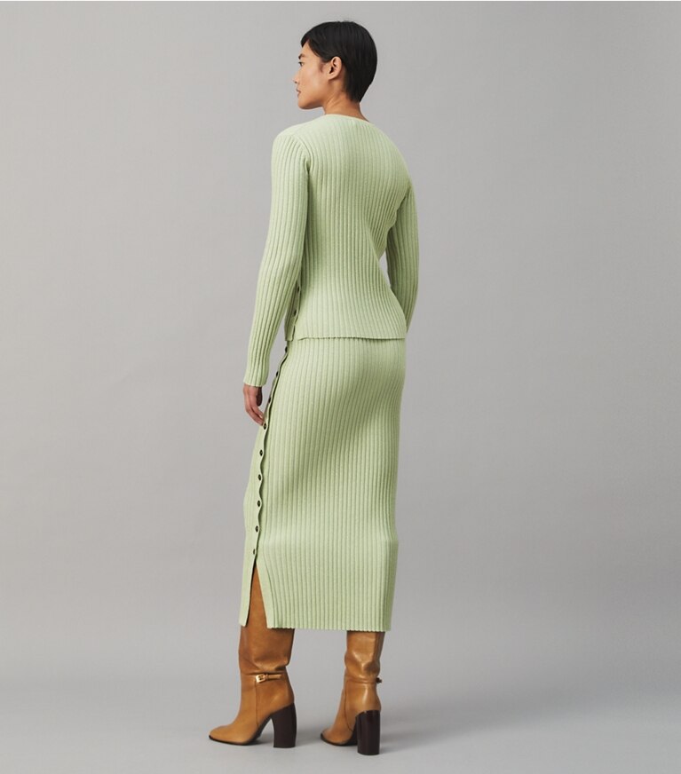 Tory Burch designer sweaters Chandail à col rond à rayures Lurex dans Clear Mint sur modèle, de dos
