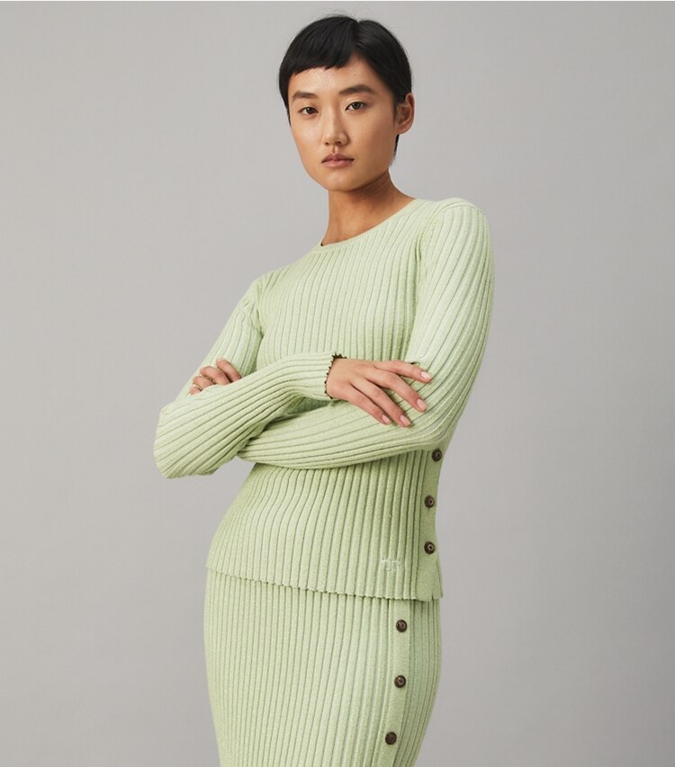 Tory Burch designer sweaters Chandail à col rond à rayures Lurex dans Clear Mint détail sur modèle
