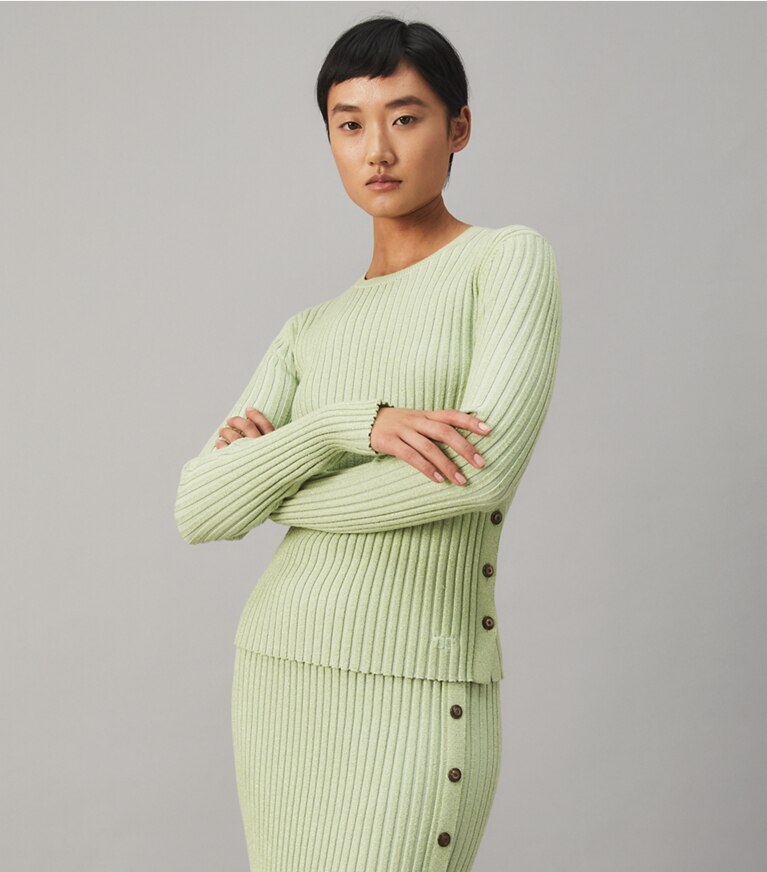 Tory Burch designer sweaters Chandail à col rond à rayures Lurex dans Clear Mint détail sur modèle