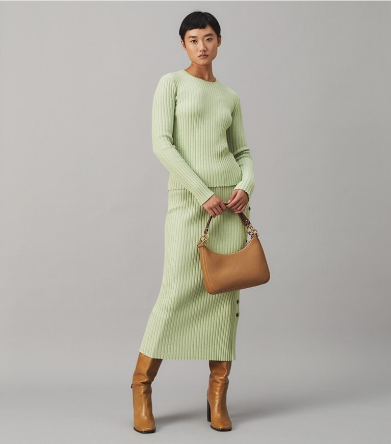 Tory Burch designer sweaters Chandail à col rond à rayures Lurex dans Clear Mint sur modèle, de face