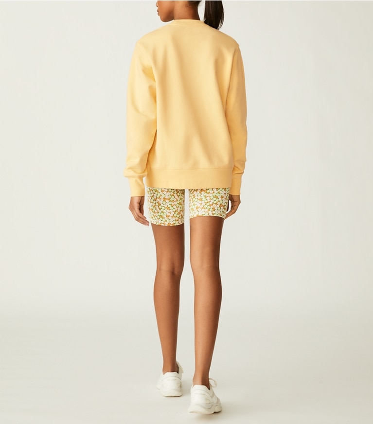 Tory Sport designer sweaters Chandail à col rond en molleton épais dans Light Yellow sur modèle, de dos
