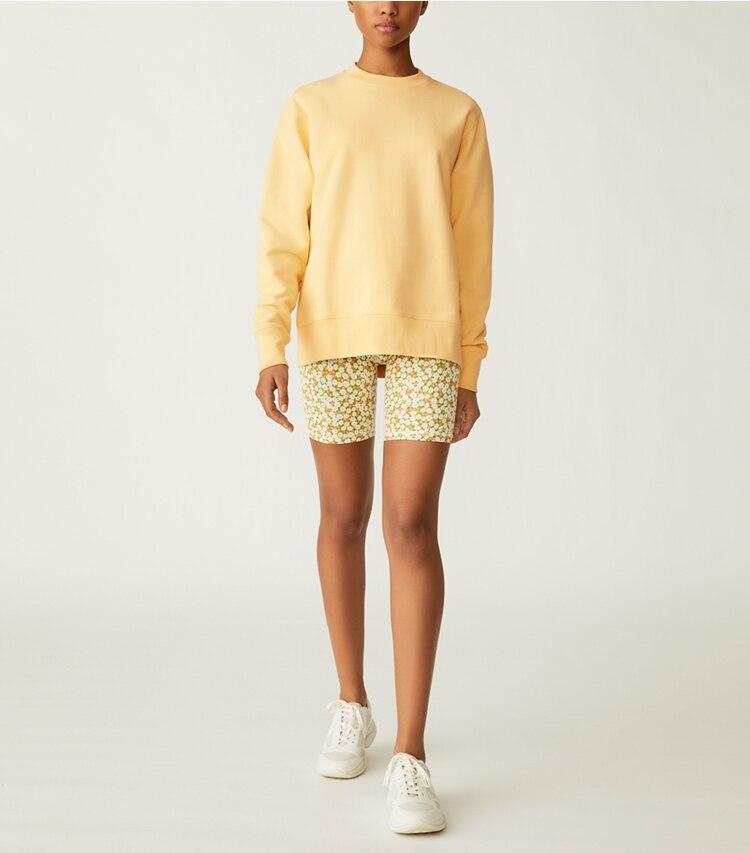 Tory Sport designer sweaters Chandail à col rond en molleton épais dans Light Yellow sur modèle, de face