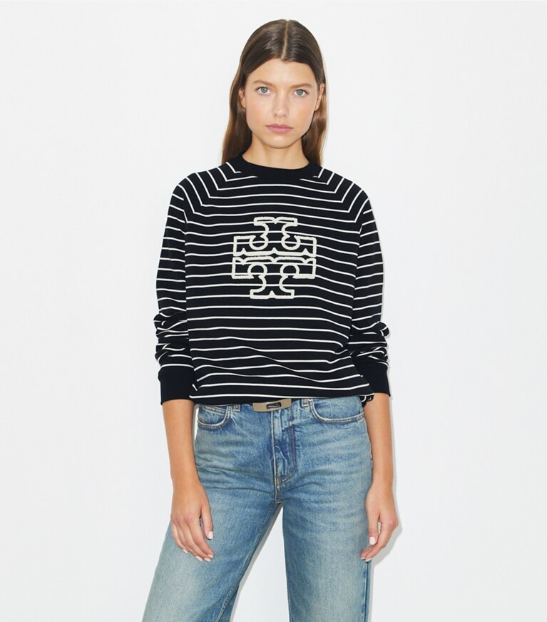 Tory Burch designer sweaters Chandail à col rond en molleton rayé à logo dans Black / New Ivory détail sur modèle