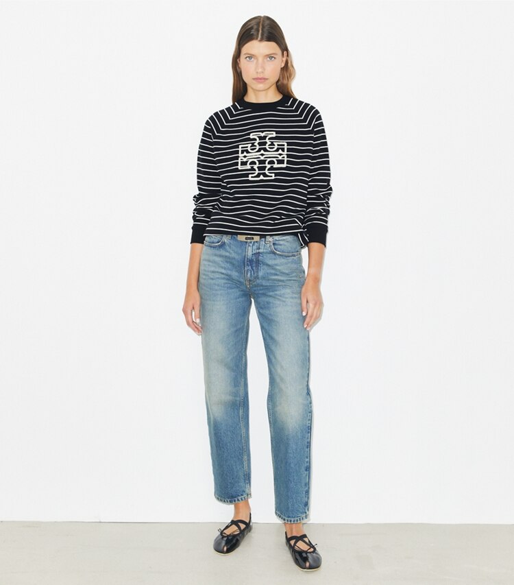 Tory Burch designer sweaters Chandail à col rond en molleton rayé à logo dans Black / New Ivory sur modèle, de face