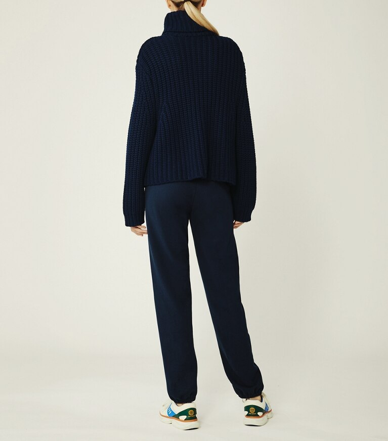 Tory Sport designer sweaters Chandail à col roulé en laine mérinos chevron dans Tory Navy sur modèle, de dos
