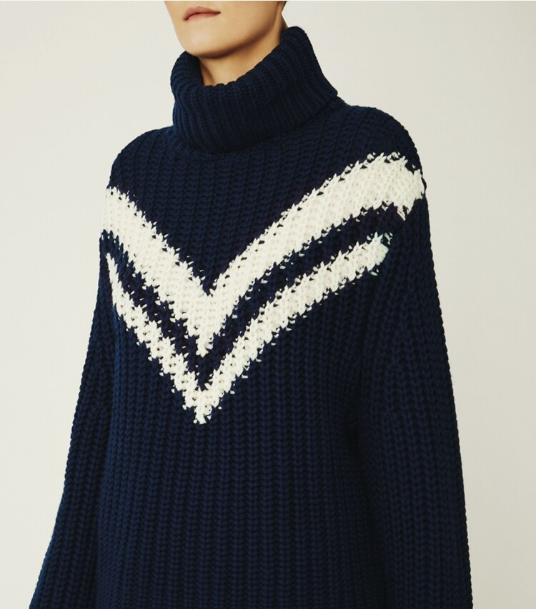 Tory Sport designer sweaters Chandail à col roulé en laine mérinos chevron dans Tory Navy détail sur modèle