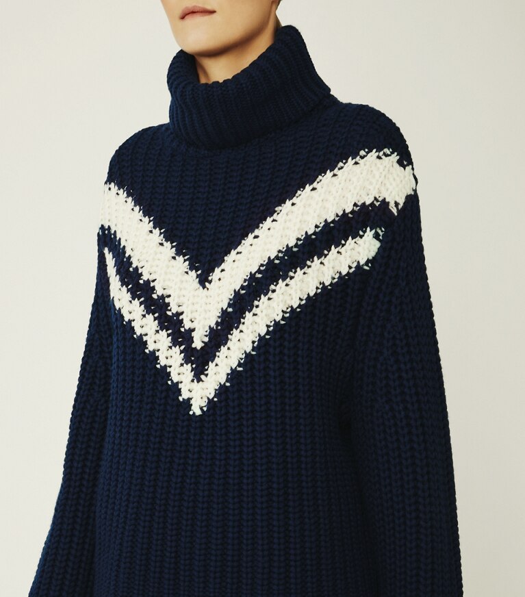 Tory Sport designer sweaters Chandail à col roulé en laine mérinos chevron dans Tory Navy détail sur modèle