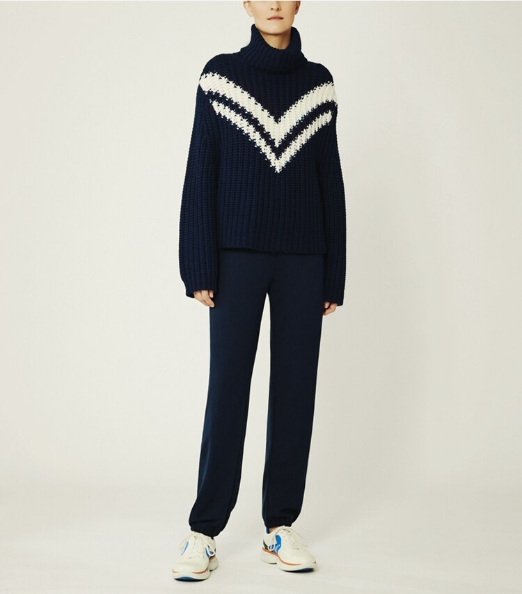 Tory Sport designer sweaters Chandail à col roulé en laine mérinos chevron dans Tory Navy sur modèle, de face