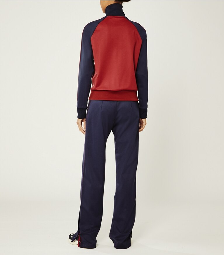 Tory Sport designer vestes Chandail à demi-glissière uni dans Dark Burgundy/Tory Navy sur modèle, de dos