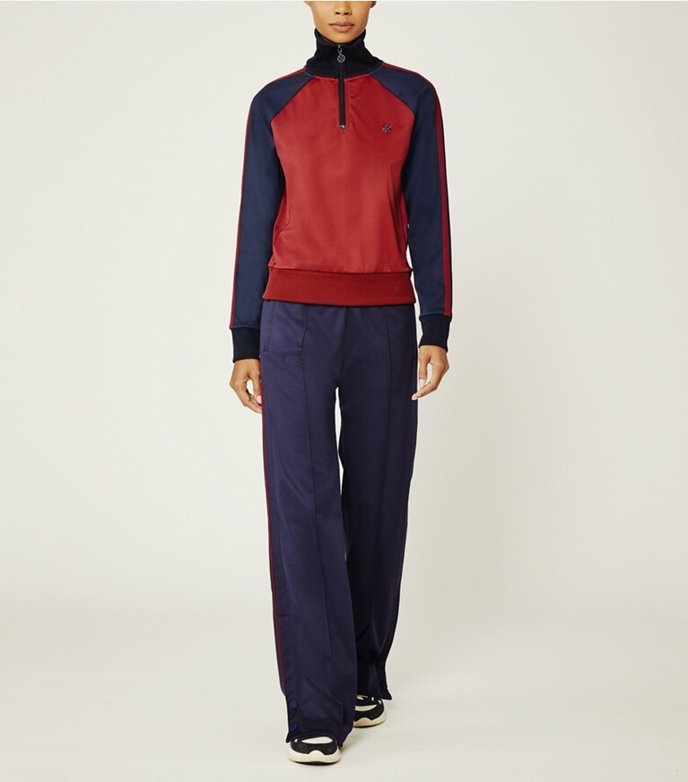 Tory Sport designer vestes Chandail à demi-glissière uni dans Dark Burgundy/Tory Navy sur modèle, de face