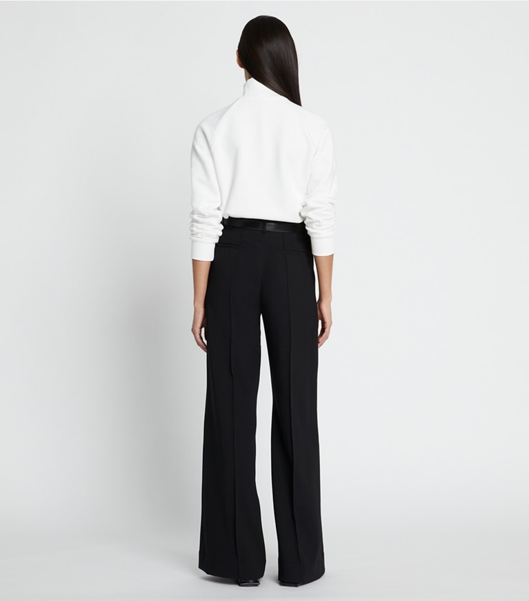Tory Burch designer sweaters Chandail à demi-zip en molleton épais dans Snow White sur modèle, de dos