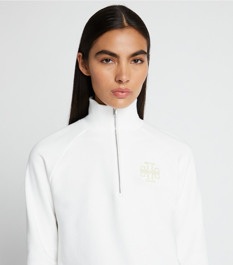 Tory Burch designer sweaters Chandail à demi-zip en molleton épais dans Snow White détail sur modèle