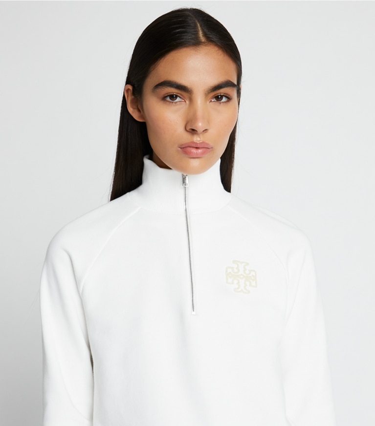 Tory Burch designer sweaters Chandail à demi-zip en molleton épais dans Snow White détail sur modèle