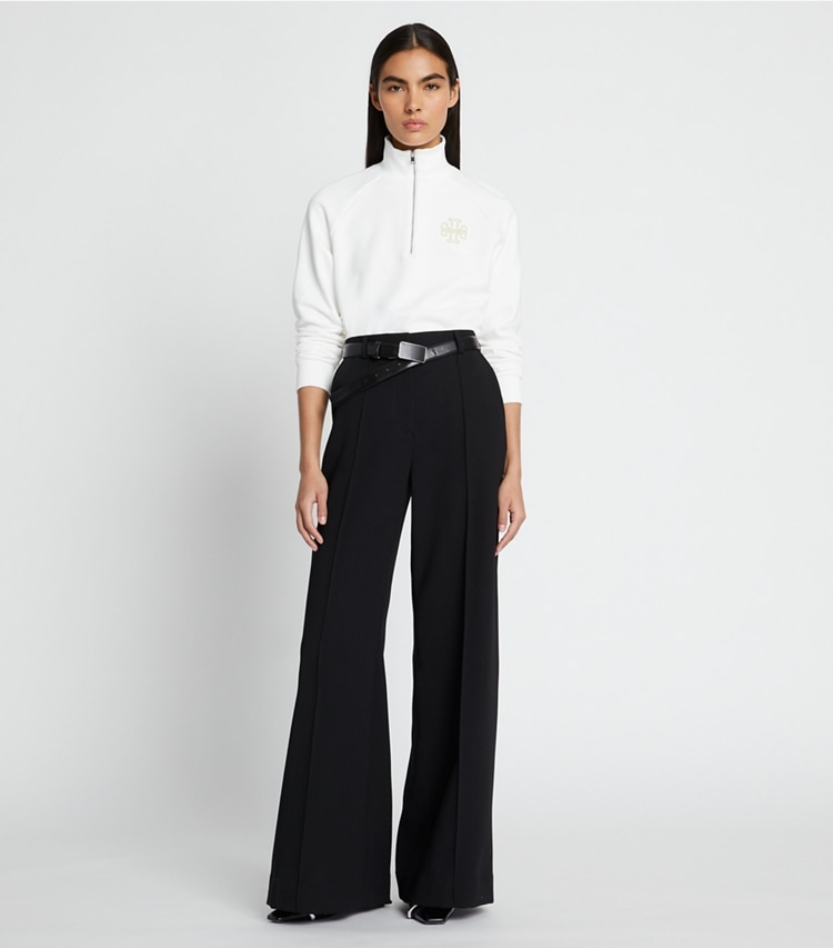 Tory Burch designer sweaters Chandail à demi-zip en molleton épais dans Snow White sur modèle, de face