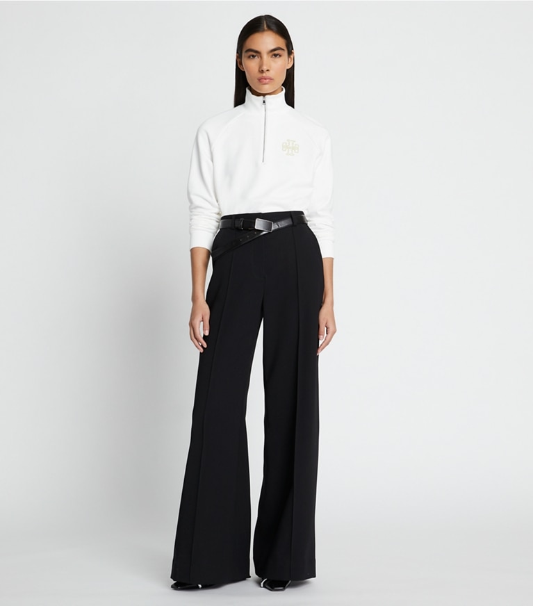 Tory Burch designer sweaters Chandail à demi-zip en molleton épais dans Snow White sur modèle, de face