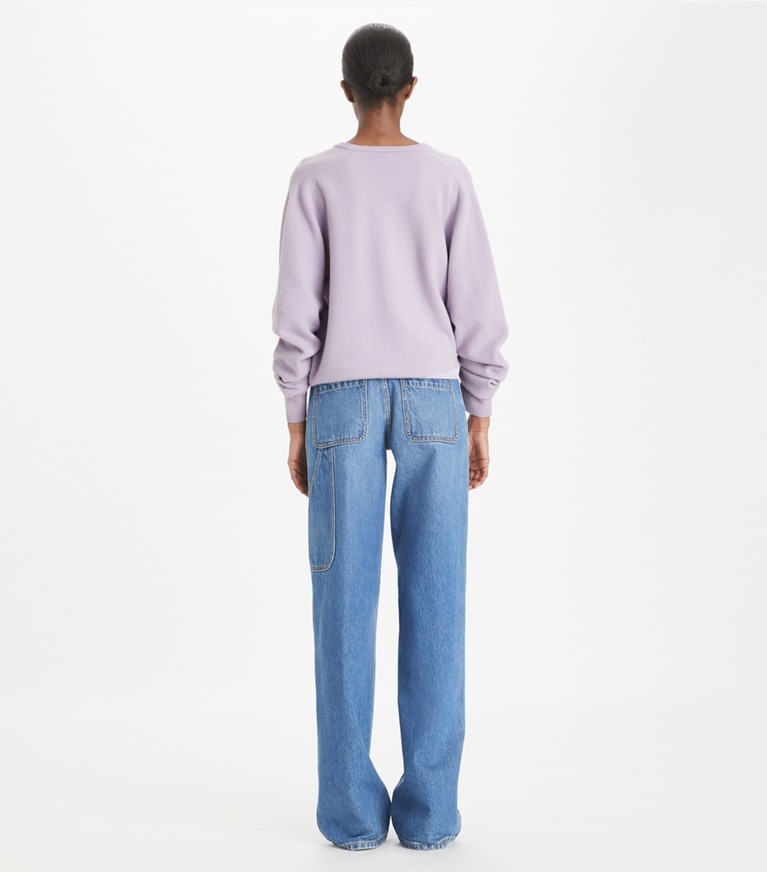Tory Burch designer sweaters Chandail à encolure en V en laine dans Lavender Dusk sur modèle, de dos