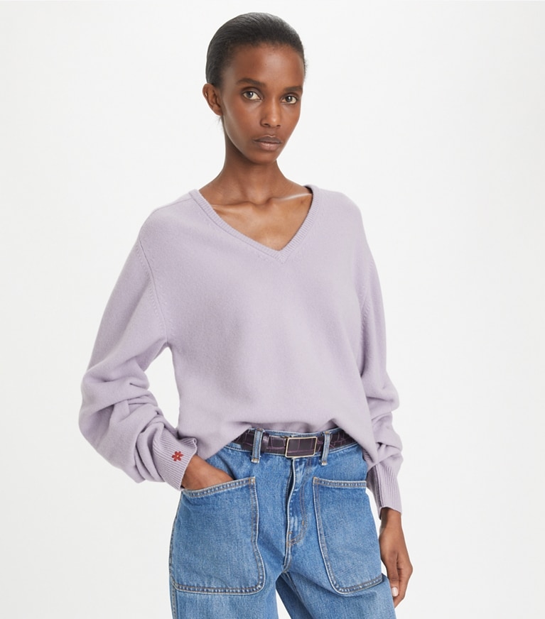 Tory Burch designer sweaters Chandail à encolure en V en laine dans Lavender Dusk détail sur modèle