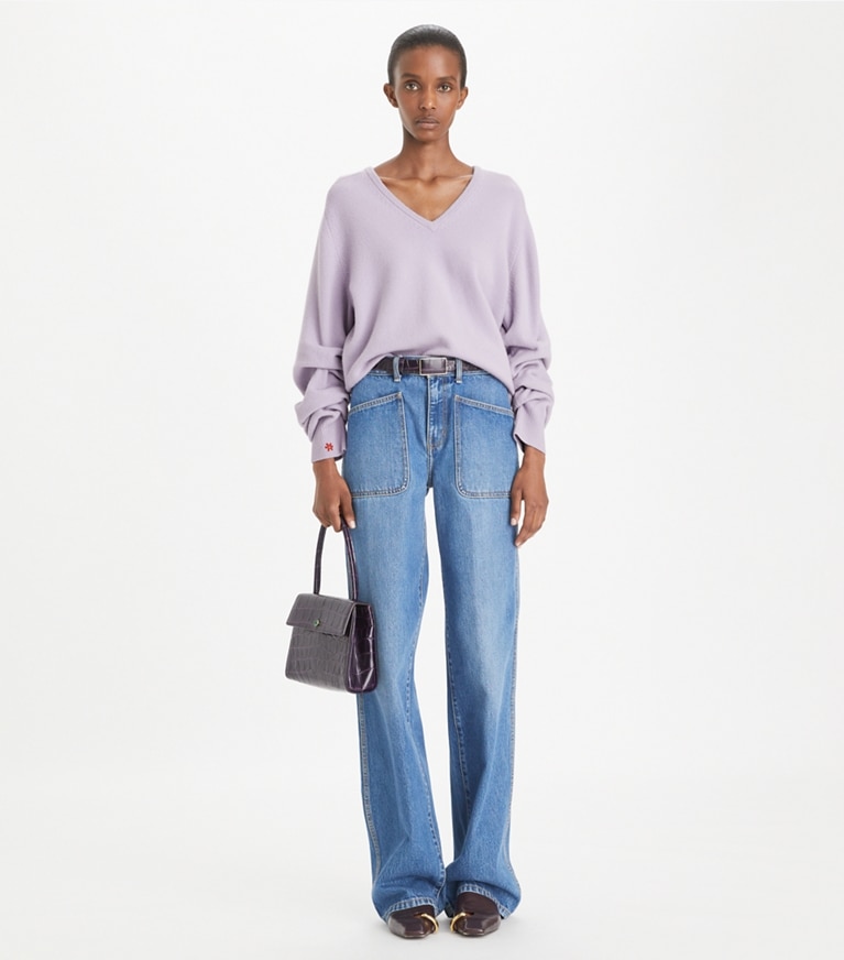 Tory Burch designer sweaters Chandail à encolure en V en laine dans Lavender Dusk sur modèle, de face