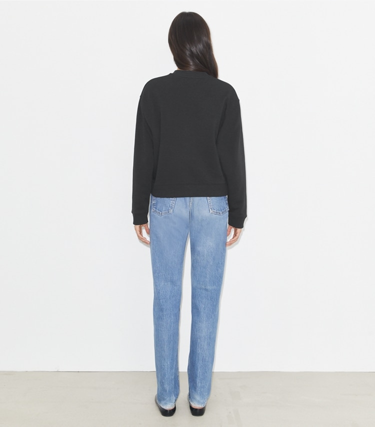 Tory Burch designer sweaters Chandail à logo cristal dans Embellished Black sur modèle, de dos