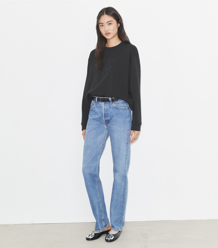 Tory Burch designer sweaters Chandail à logo cristal dans Embellished Black sur modèle, de face