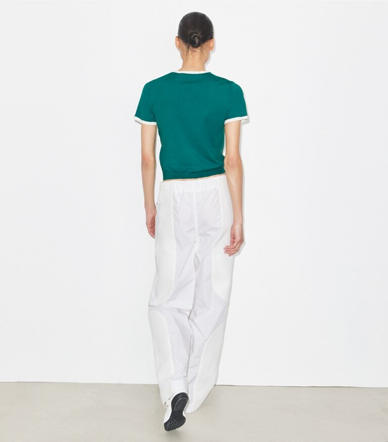 Tory Burch designer sweaters Chandail à manches courtes à bordure contrastante dans Emerald sur modèle, de dos